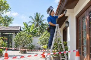 Kỹ thuật viên niêm phong khe mái